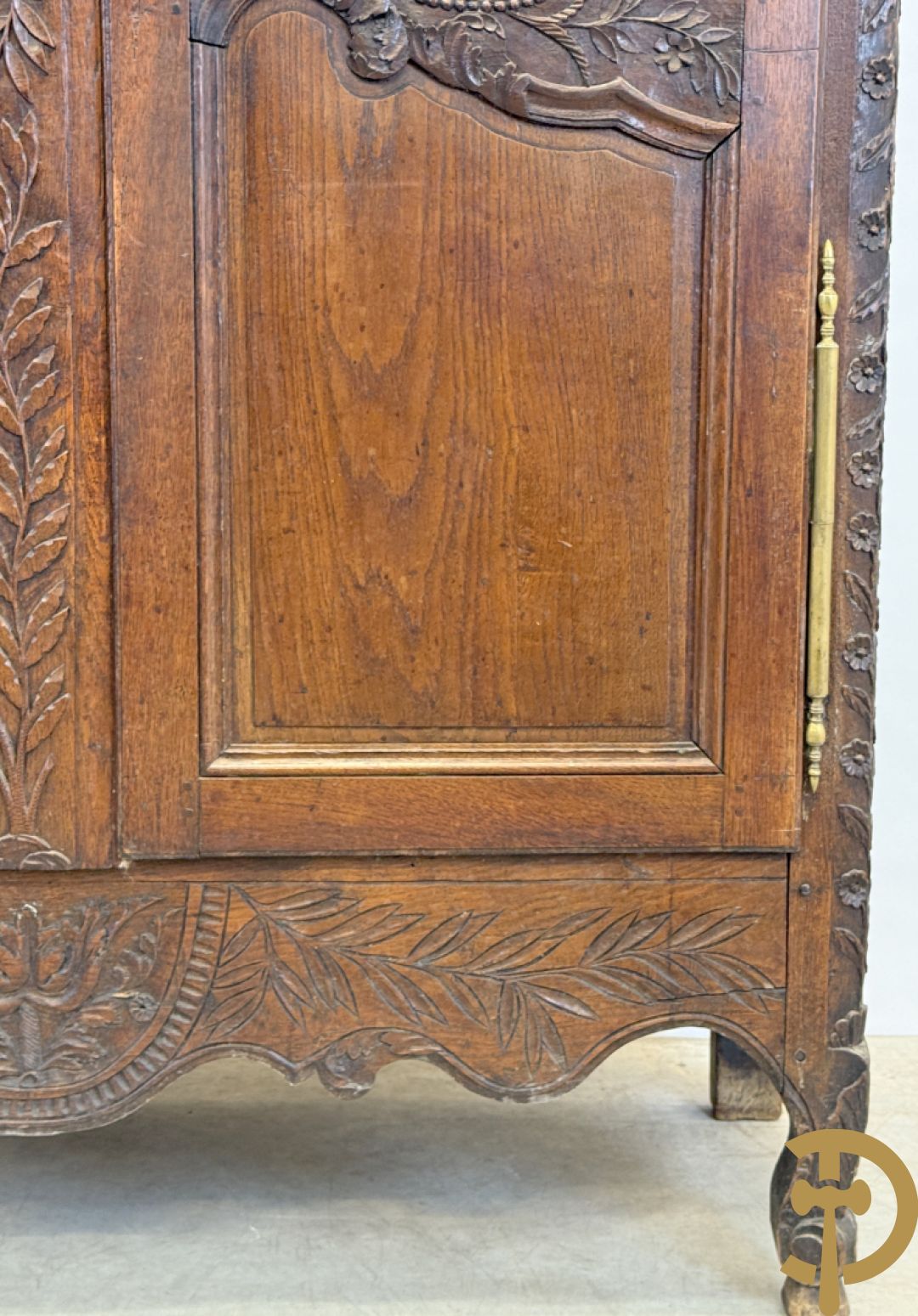 Massief eiken bruidskast met bloemensculptuur opzij, accanthusranken en bekroond met bloemenkorf