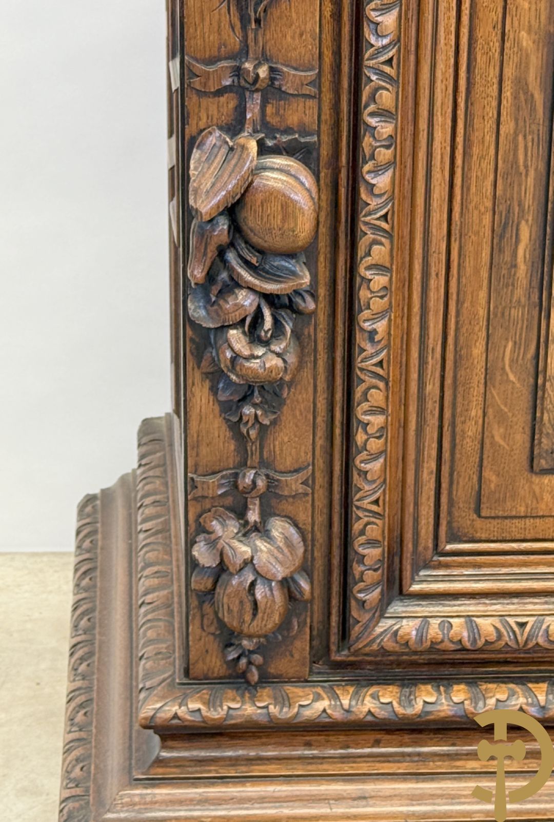 Massief eiken Neo Renaissance vaiselier met sculptuur van fruit en accanthusranken, 19e