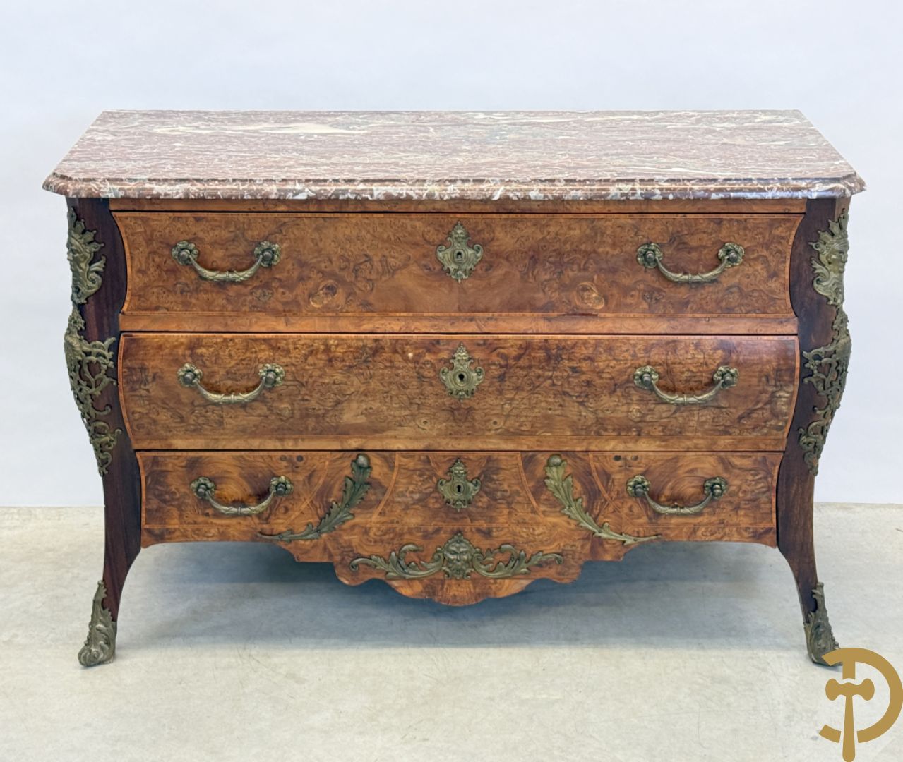 Wortelnotehouten drieladencommode met bronsbeslag van mazarinkoppen en accanthusranken, bovenaan met rood geaderd marmeren blad
