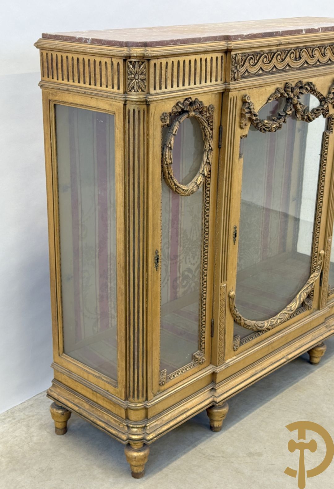 Vergulde Louis XVI vitrine met 3 deuren, cannelures en guirlandes - bovenaan met marmeren blad