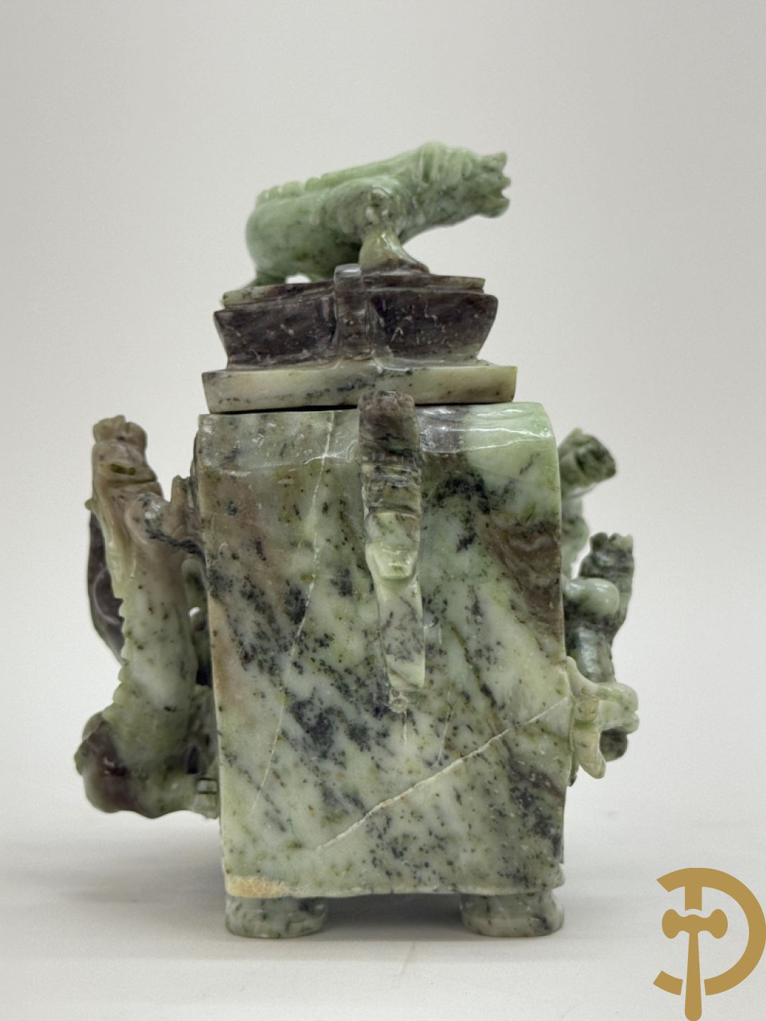 Brule parfum met bloemenmotieven in quartz + brule parfum in jadeiet + brule parfum met salamanders