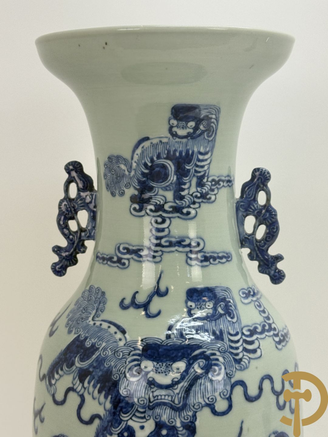 Chinese porseleinen celadon vaas met blauw/wit decor van fo honden