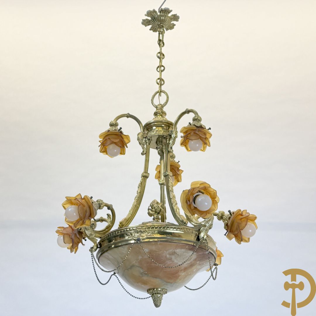 Vuurvergulde bronzen luchter met 9 lichtpunten bezet met roosjes en albast coupe onderaan