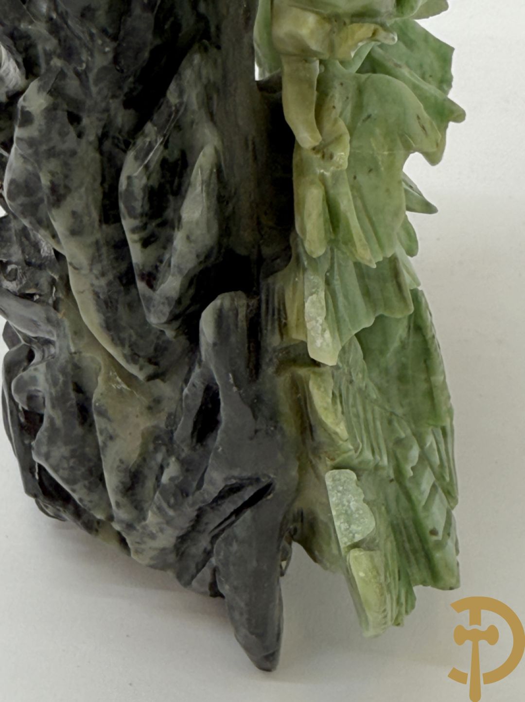 Sculptuur in speksteen van natuurtafereel met vogels en pioenrozen + speksteen sculptuur tafereel van 2 fo honden en vaas