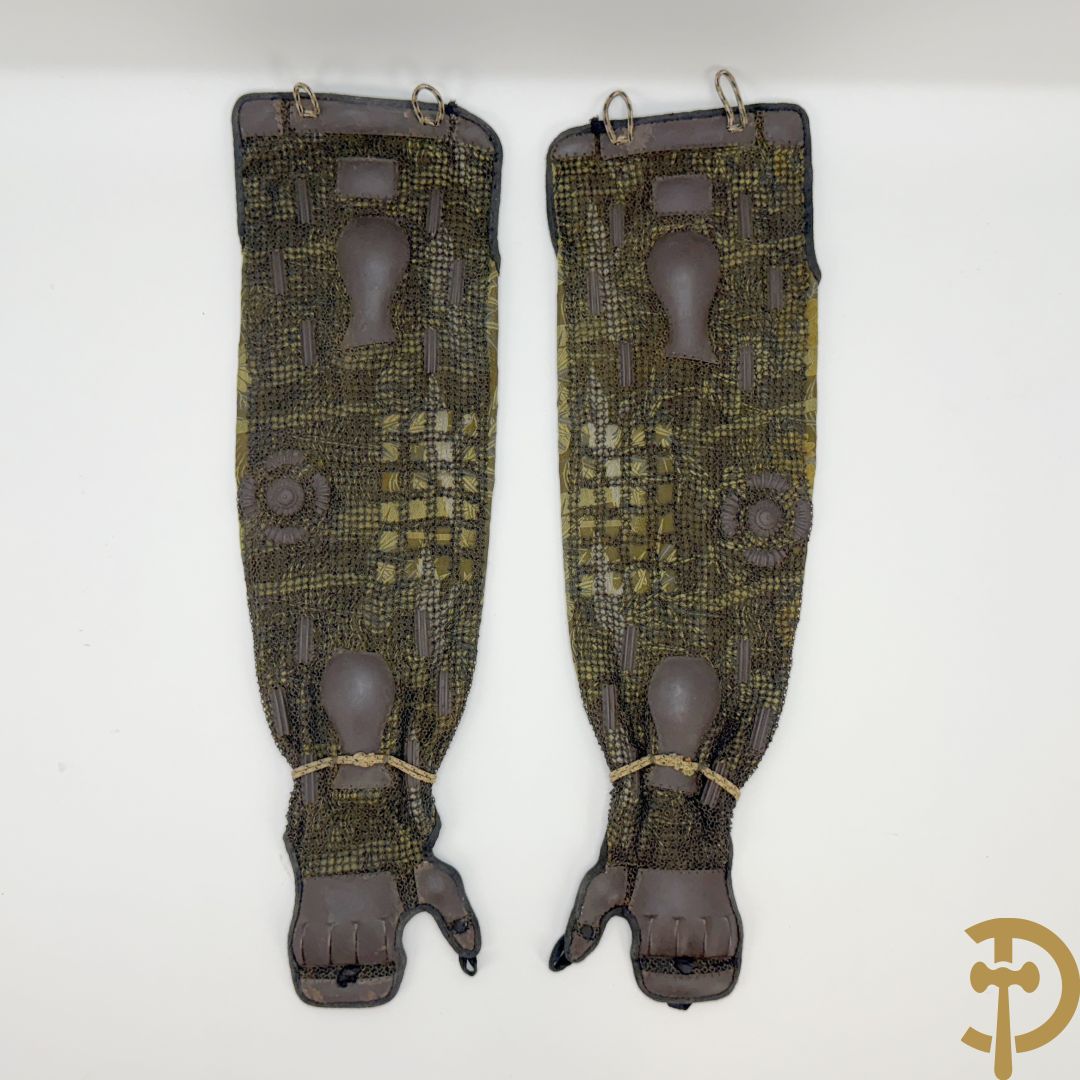 Paar Japanse mouwen met metalen filigraanwerk van een Samourai kostuum, Edo periode