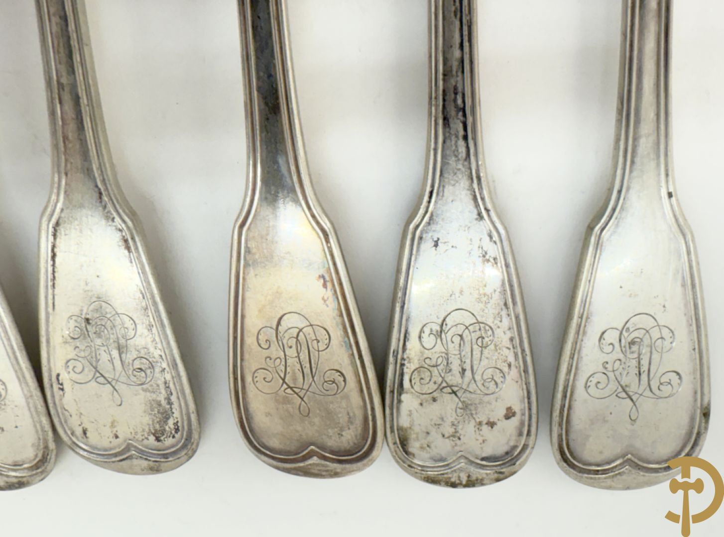 Massief zilveren bestek Louis Philippe model met initialen bestaande uit 13 soeplepels (853 gram), 9 vorken (657 gram), 3 dessertlepels (59 gram) en 1 pollepel (221 gram)
