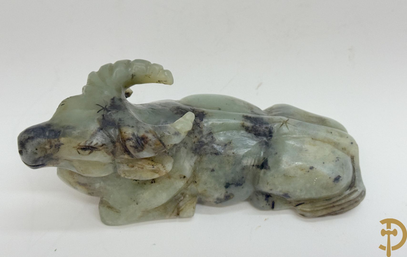 Drie Chinese handgestoken sculpturen van rammen en gevleugelde fo hond en in speksteen en jadeiet