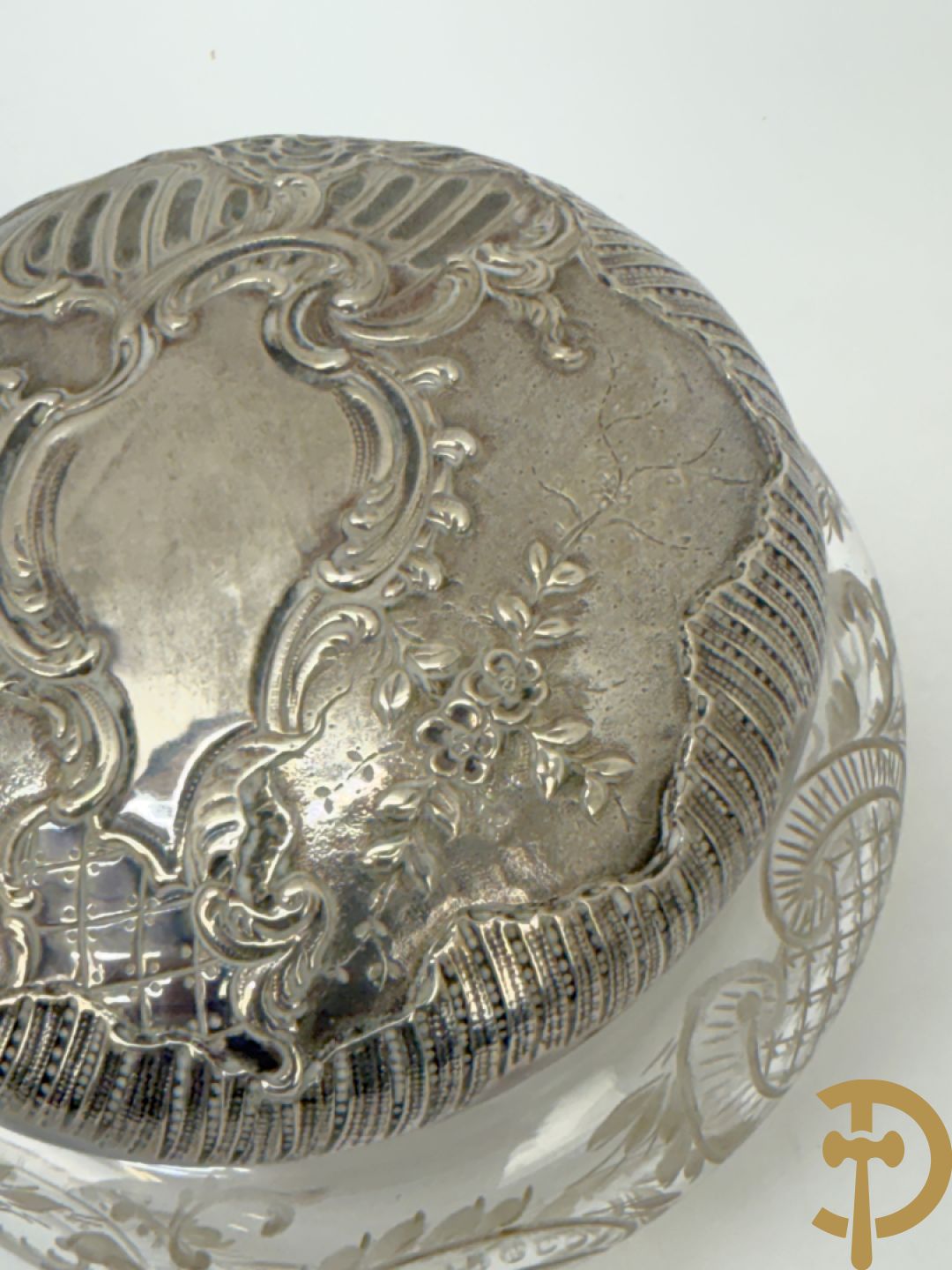 Massief zilveren schaaltje met Louis XV motieven, Delheid + bonbonnière met zilveren deksel + massief zilveren geajoureerd schaaltje + lakzegel met bewerkt handvat