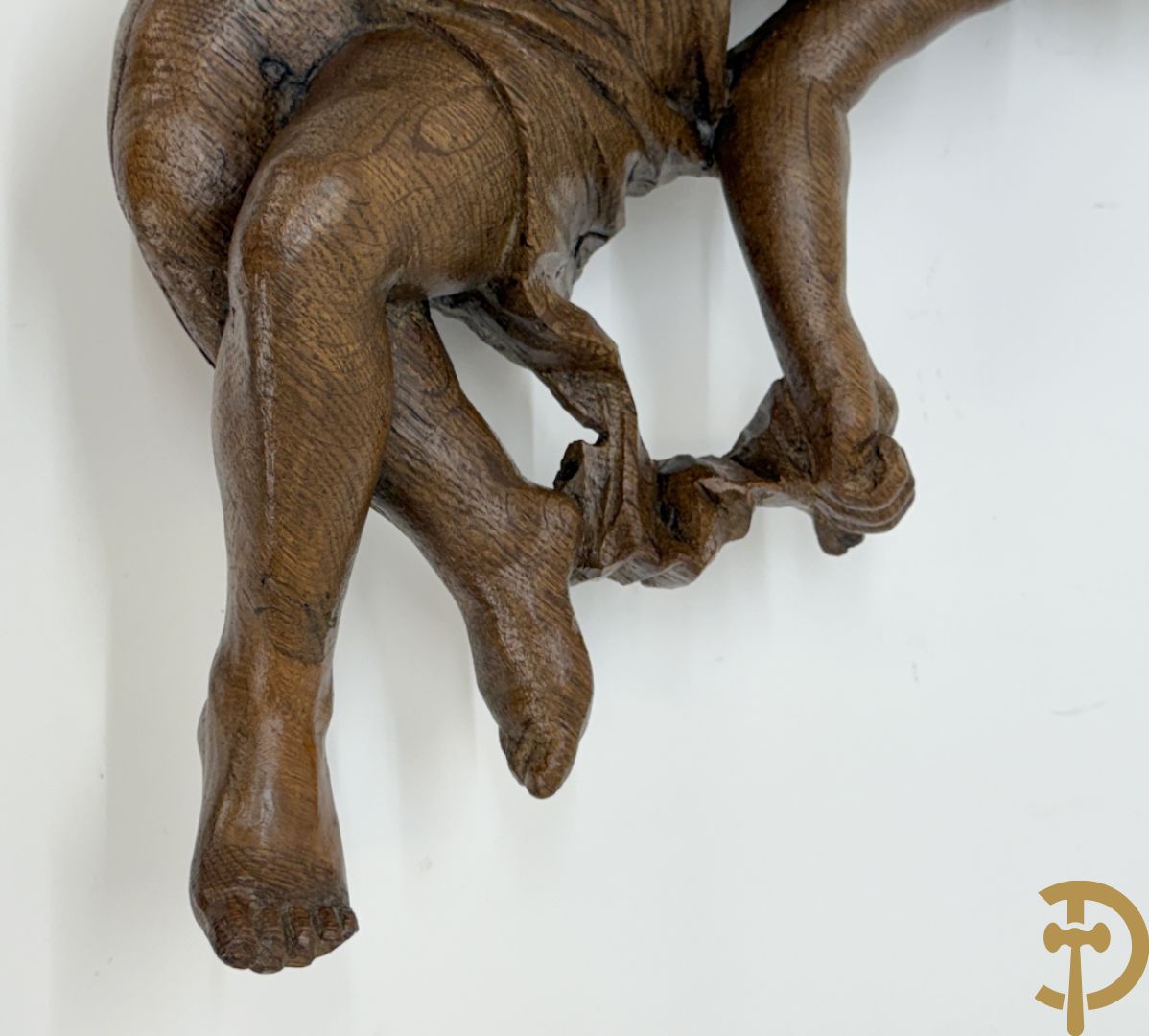 Paar houtgesculpteerde engelen als fragmenten uit een groter geheel