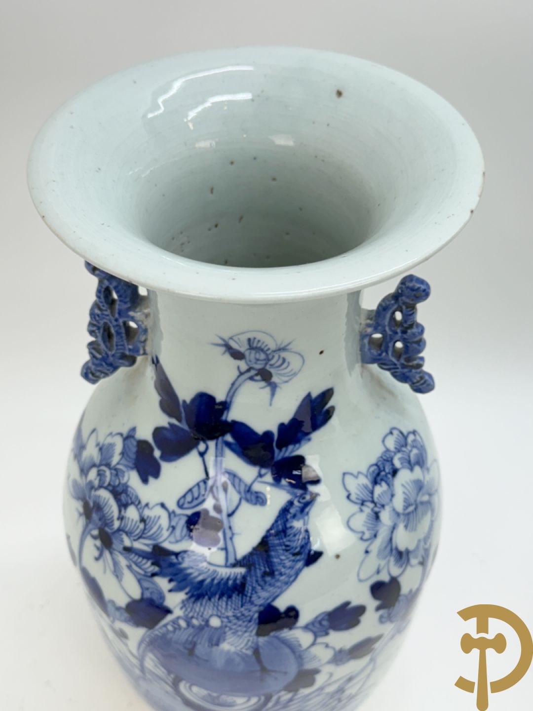 Twee Chinese porseleinen celadonvazen met blauw wit bloemen en vogeldecor + cachepot met vazendecor