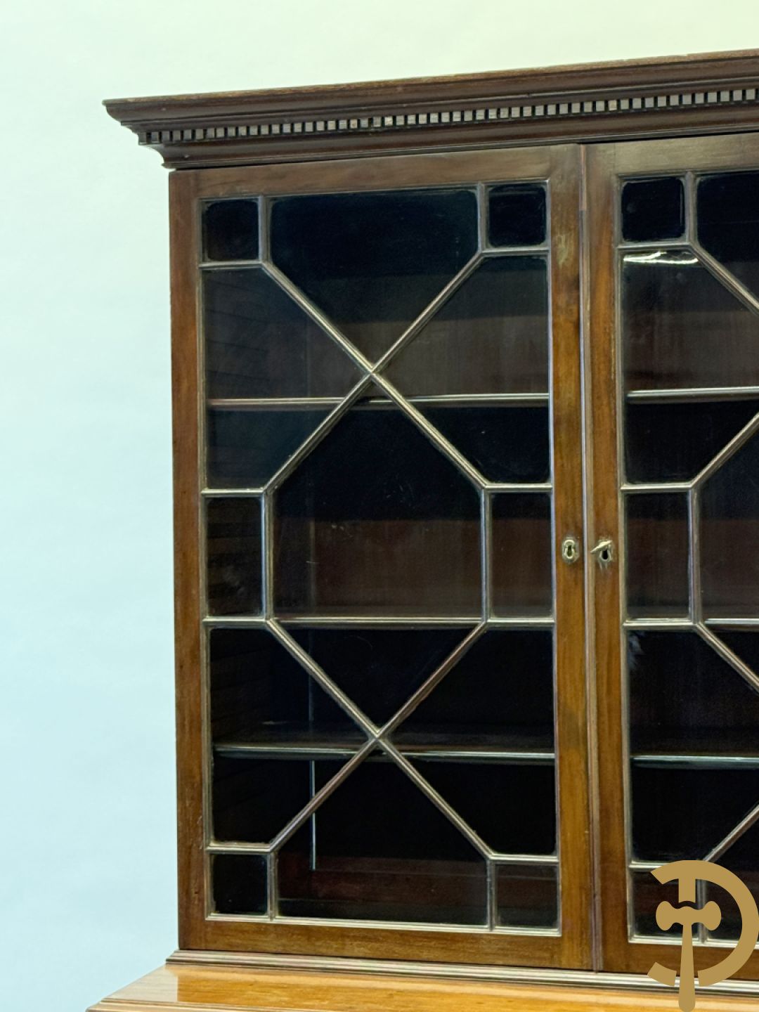 Engelse mahoniehouten secretaire met vitrine bovenaan, 19e