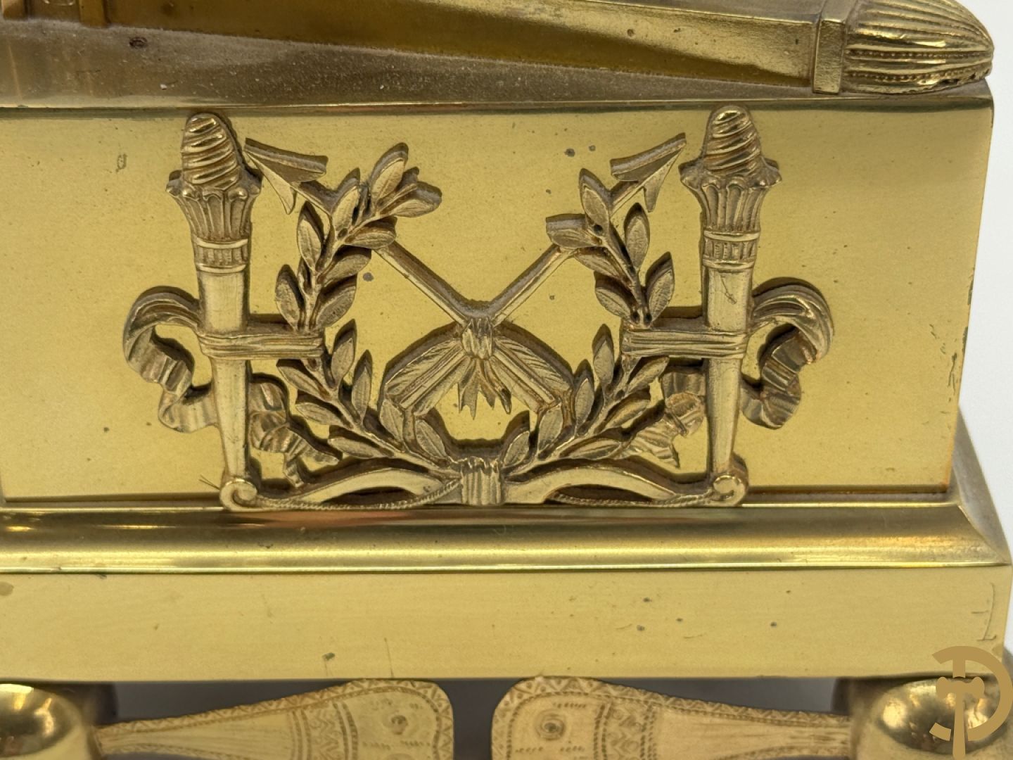 Vuurvergulde Franse bronzen Empire stijl pendule, harpvormige horloge met gevleugelde Griekse mythologische figuur, Erso die zijn lier bespeelt - Deniere et E. Mattelin, Fabricants de Bronze