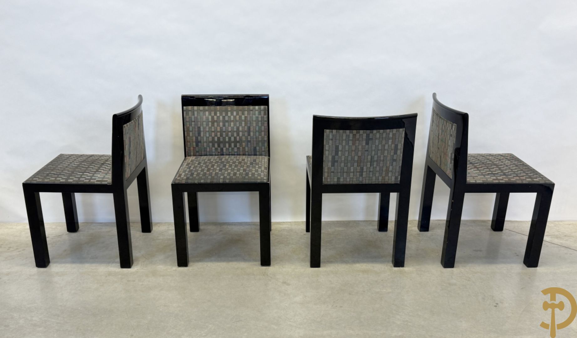 Zwartgelakte uittrekbare vintage designtafel met 4 bijhorende stoelen model 