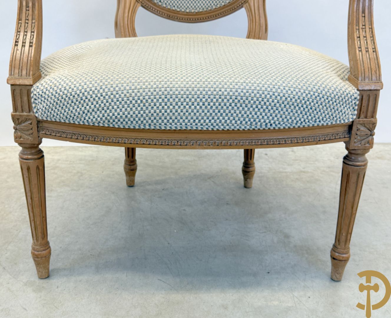 Paar beukenhouten Louis XVI stijl armzetels met medaillon