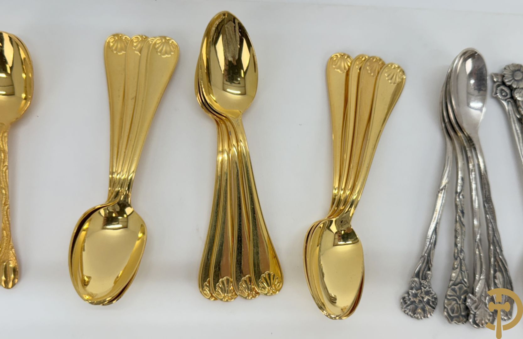 Verzameling vintage souvenirlepels met gedetailleerde steken, decoratieve emblemen en wapenschilden + vergulde lepeltjes intel 50