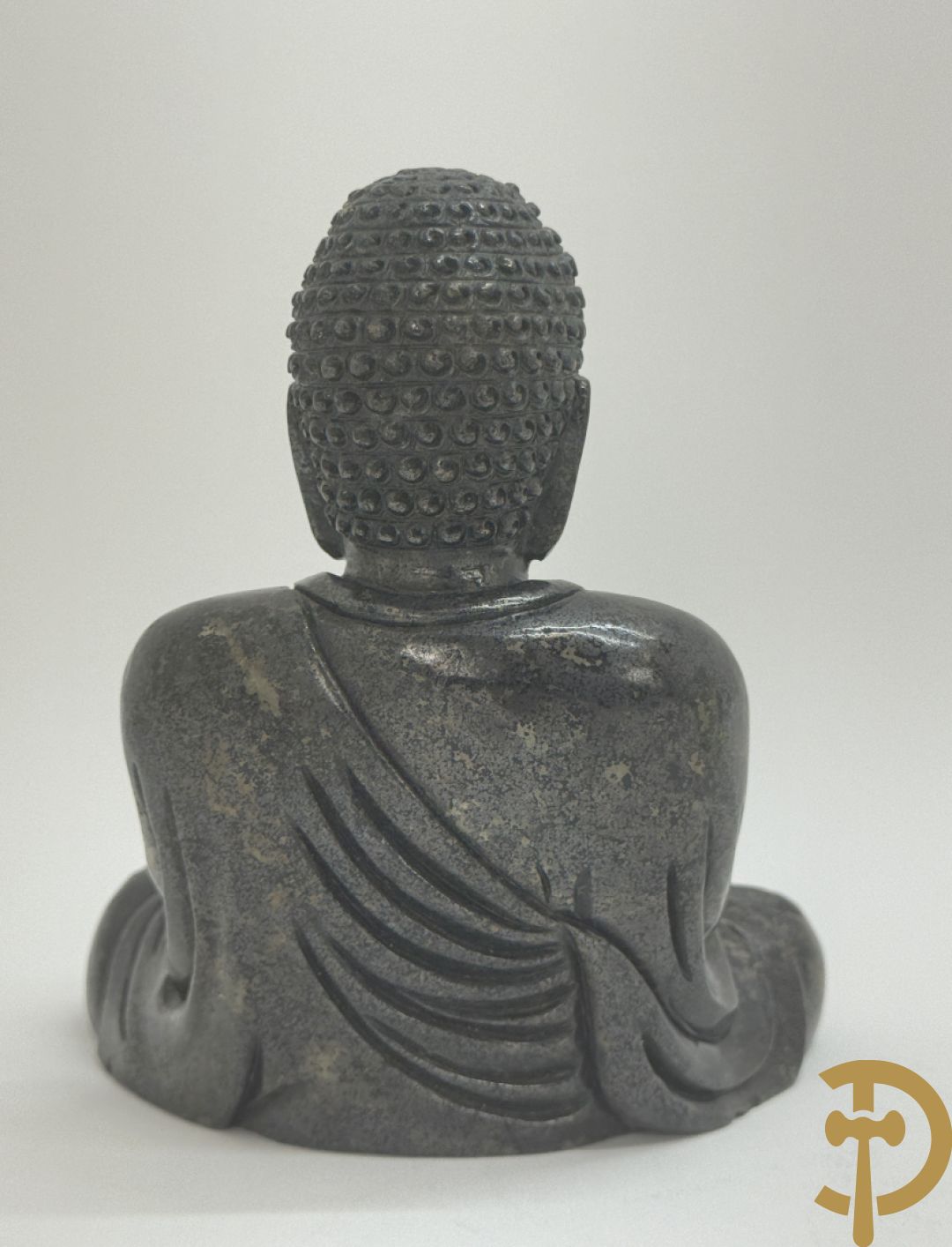 Zwart/witte nefriet sculptuur van geisha in gebergte + speksteensculptuur met bloemen + zittende boedha in nefriet + 9 kleine sculpturen in jadeiet