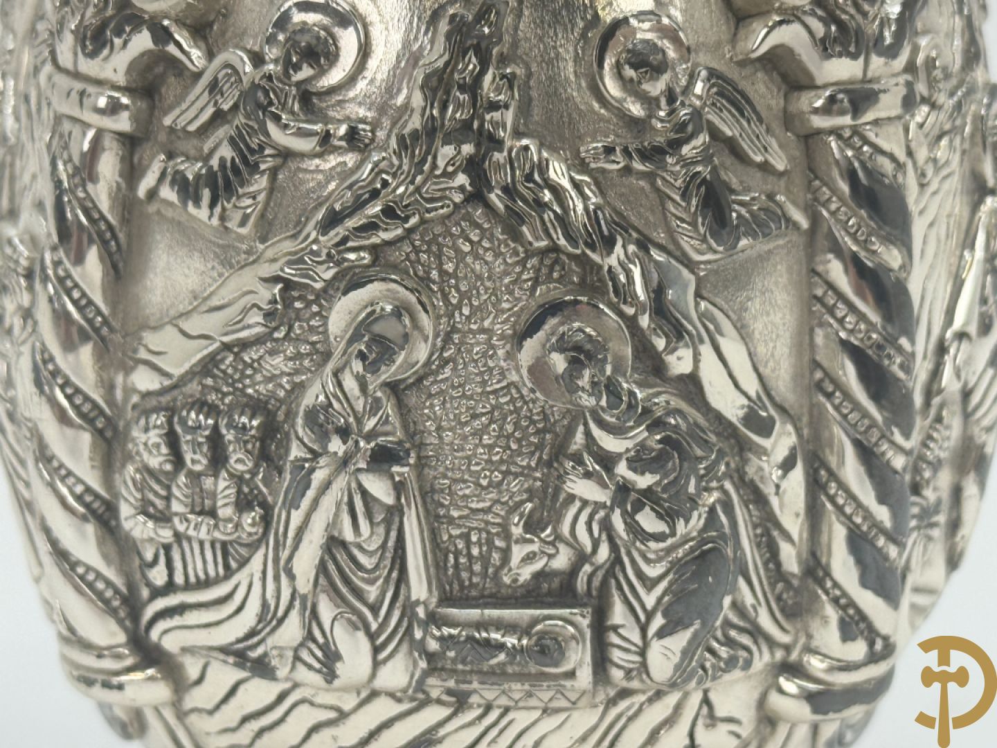 Grieks orthodox ei met 4 religieuse scènes met zilver bekleed.