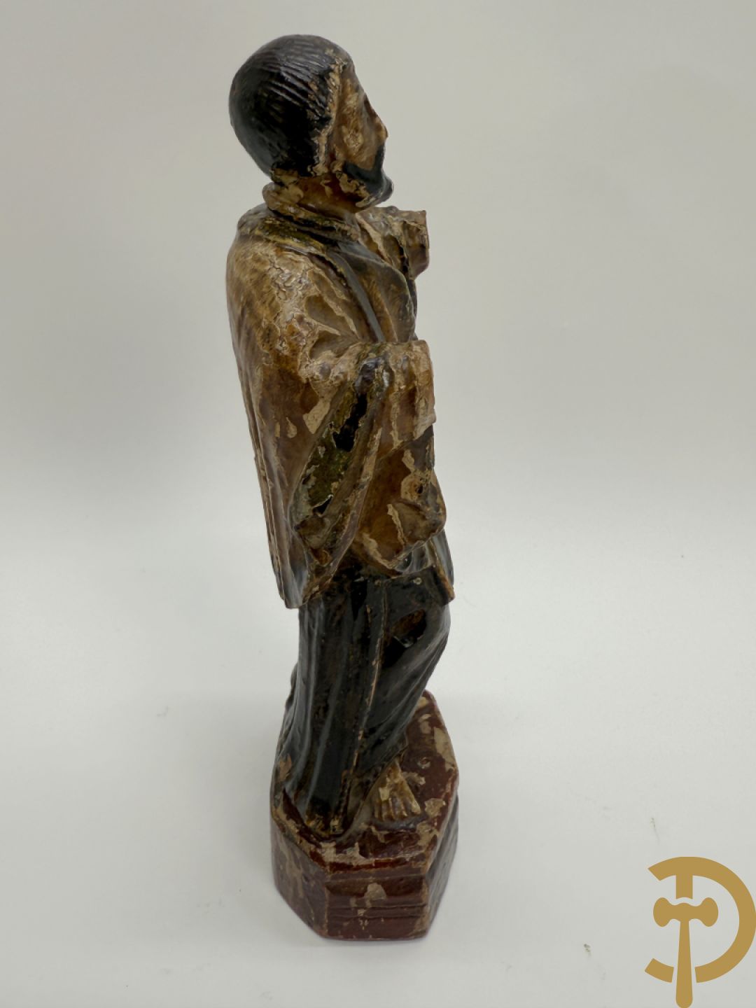 Houtsculptuur van gepolychromeerde evangelist, 18e + sculptuur van man steunend op Christusfiguur