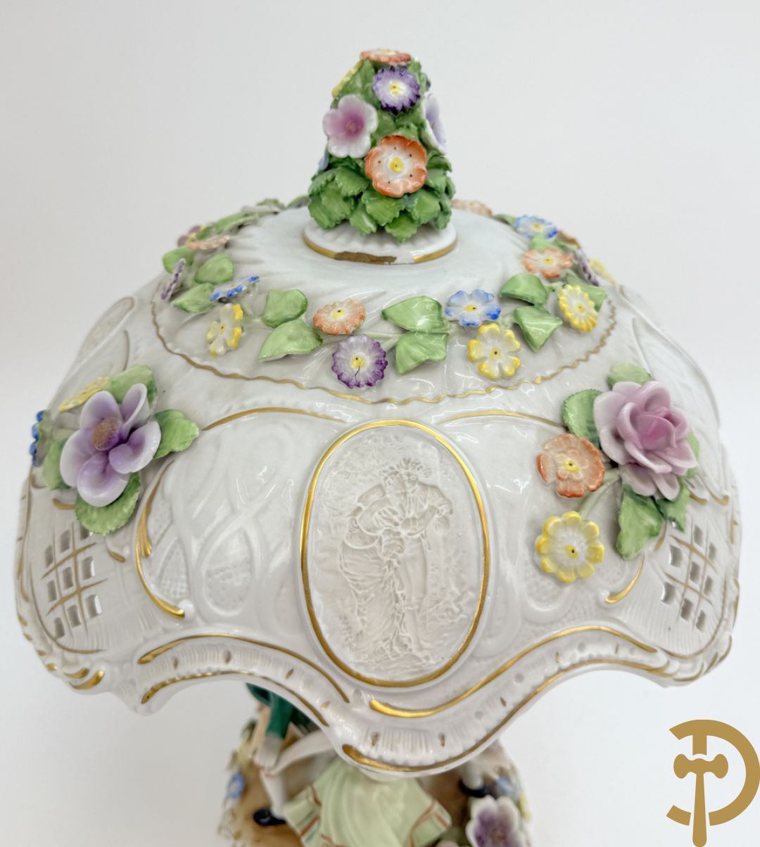 Porseleinen lampadaire met dansende figuren, bovenaan met porseleinen kap bezet met bloemmetjes