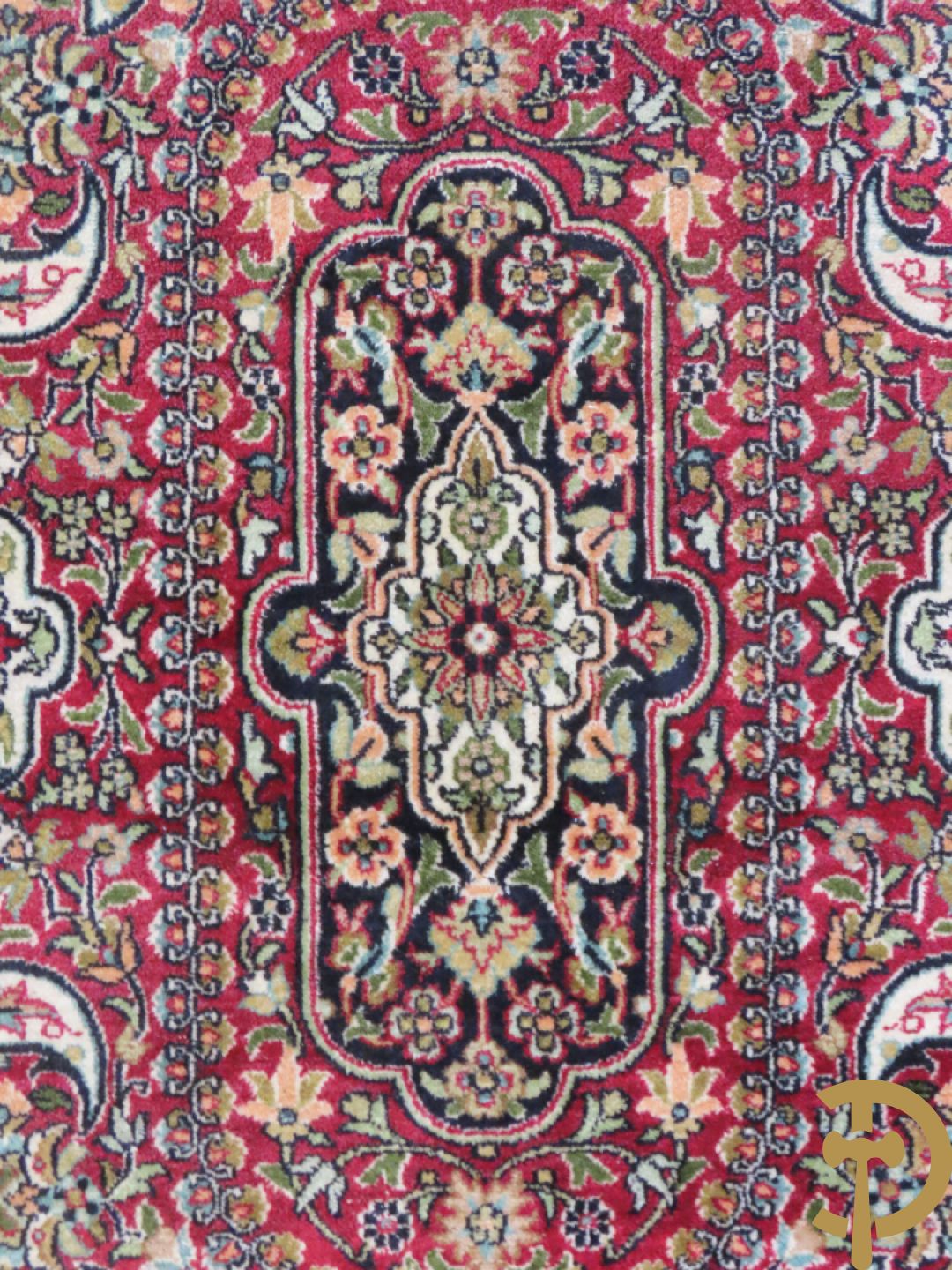 Oosters handgeknoopt tapijt met bloemenmotieven + Oosters handgeknoopt tapijt met geometrische motieven + Oosters handgeknoopt zijden tapijt met centrale fond en bloemenmotieven