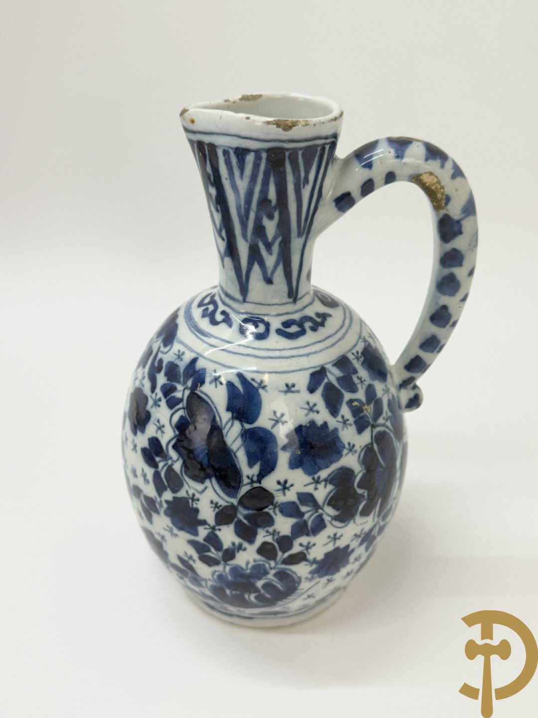 Twee Delftse blauw/wit schenkkannen met bloemendecor