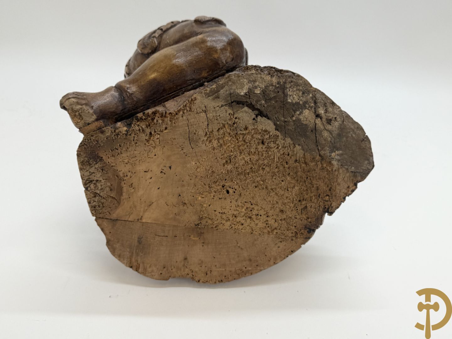 Houtgesculpteerde cupido met gevouwen handen en pluimen