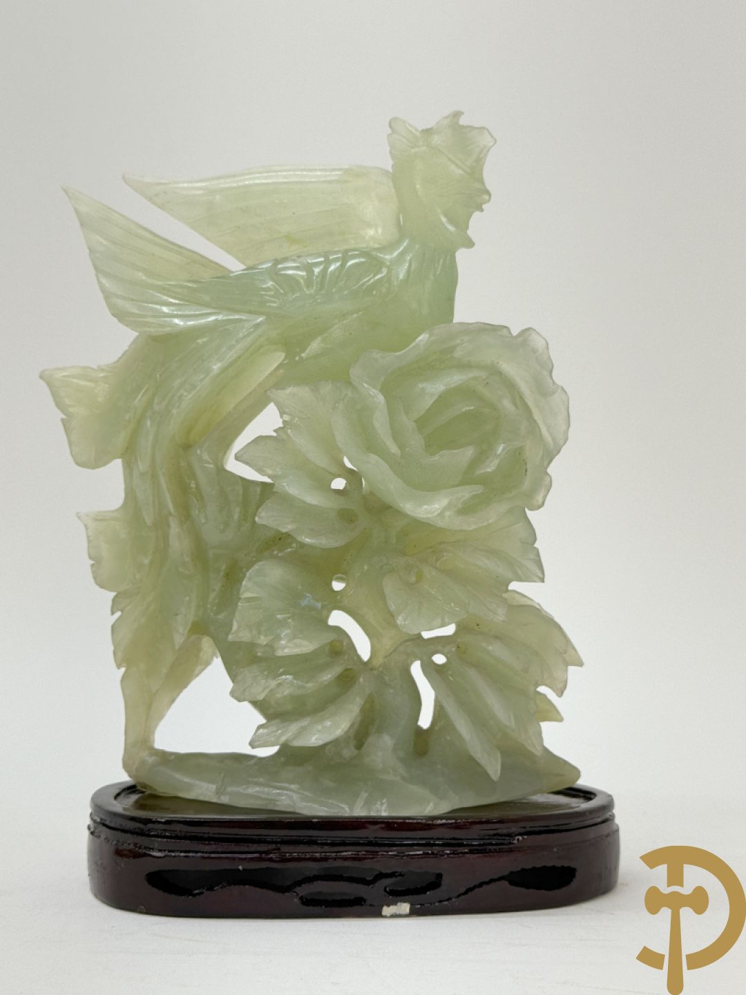 Drie handgesculpteerde Aziatische vogels met bloemenmotieven in jadeiet + klein haantje in jadeiet