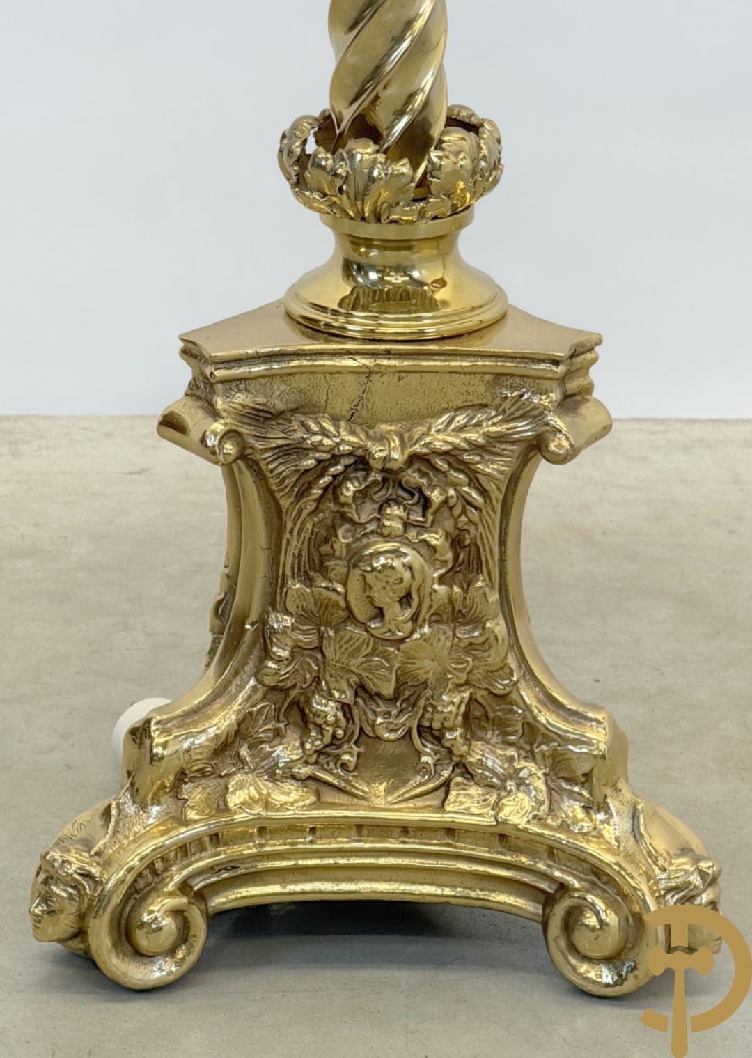 Bronzen staande koperen lampadaire op getorste voet + bronzen lampadaire op gecanneleerde voet