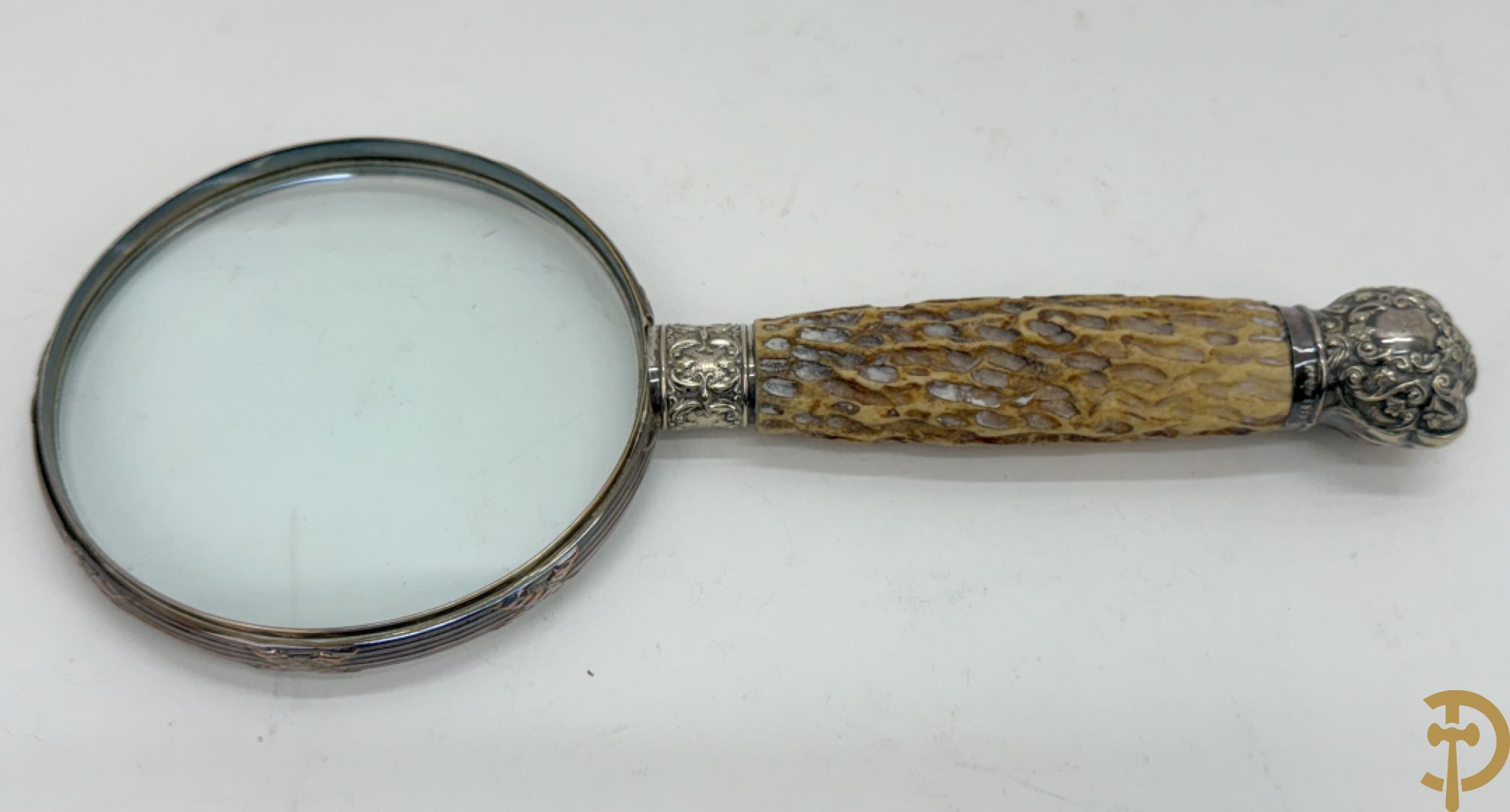 Verzilverde kader met Louis XVI motieven en geslepen spiegel + vergrootglas imet benen handvat en verzilverde montuur