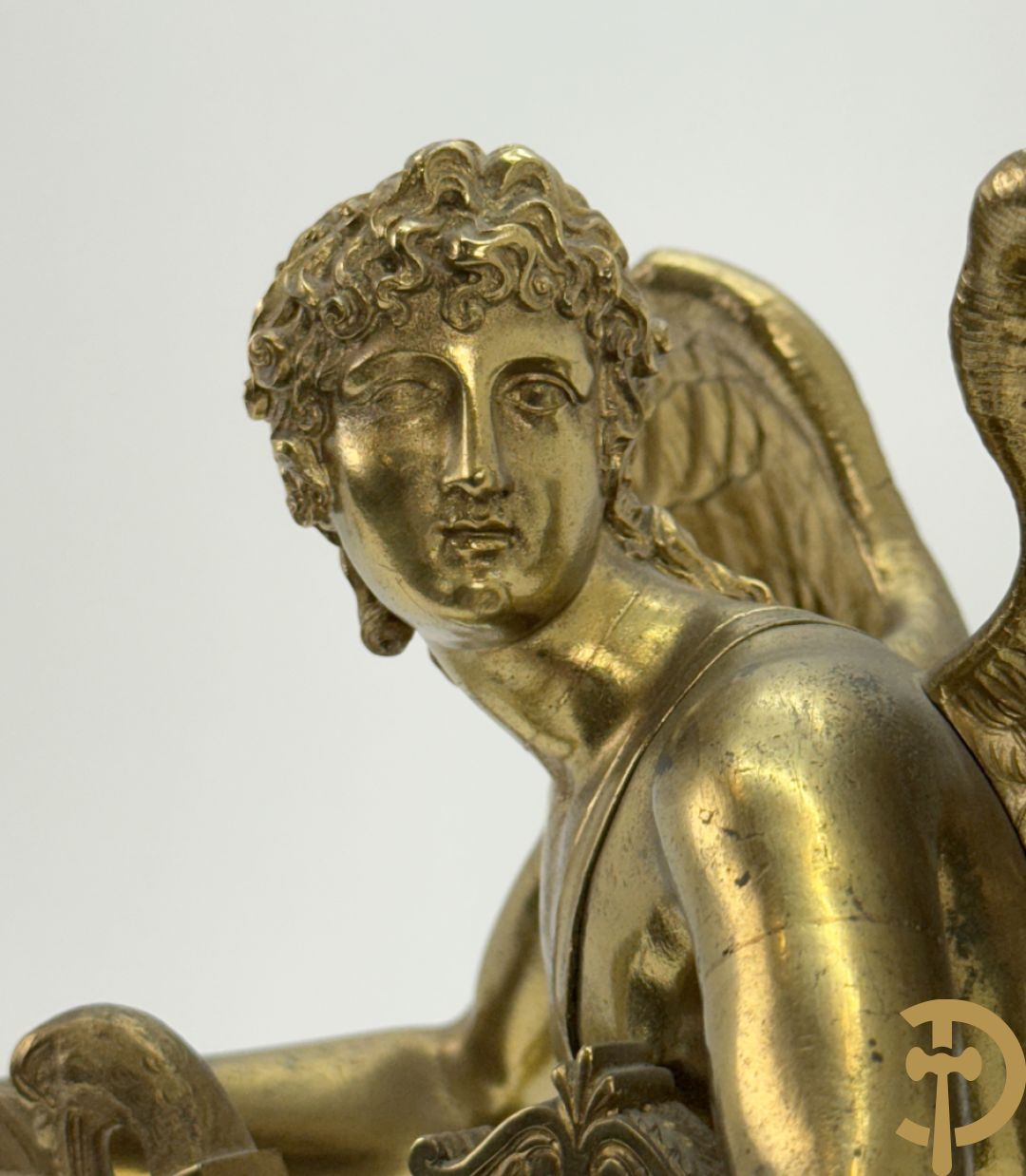 Vuurvergulde Franse bronzen Empire stijl pendule, harpvormige horloge met gevleugelde Griekse mythologische figuur, Erso die zijn lier bespeelt - Deniere et E. Mattelin, Fabricants de Bronze