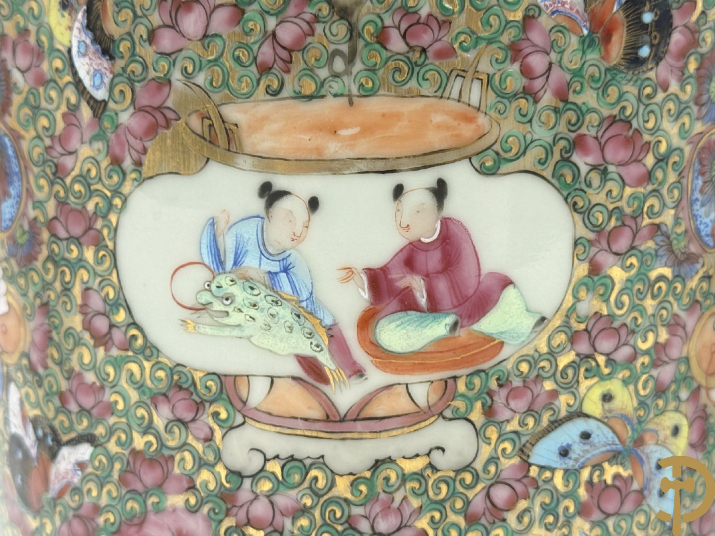 Paar Chinese porseleinen famille rose Kanton vazen met geanimeerd decor en zijdelings met fo honden