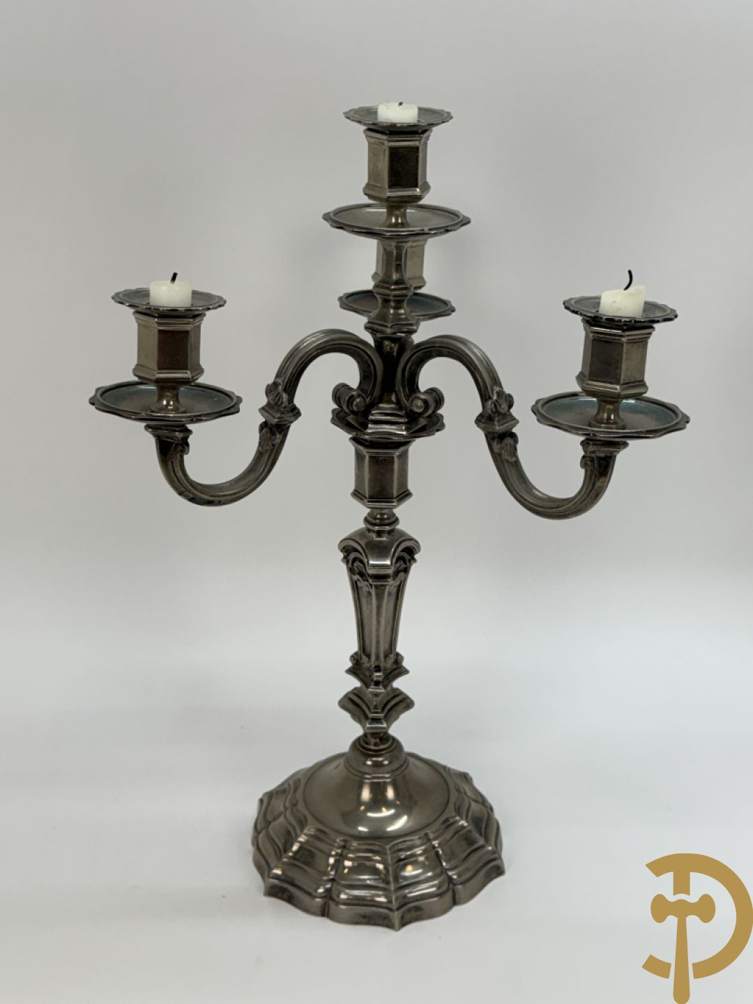Paar Franse verzilverde metalen vierarmige kandelaars, Louis XIV stijl