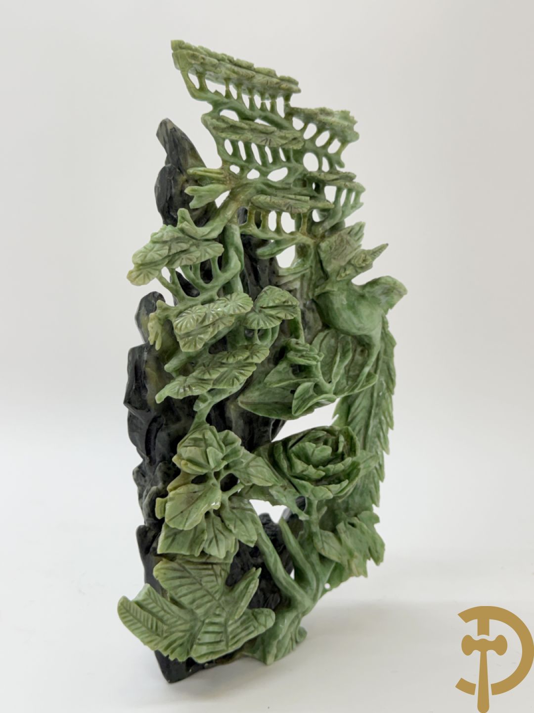 Sculptuur in speksteen van natuurtafereel met vogels en pioenrozen + speksteen sculptuur tafereel van 2 fo honden en vaas