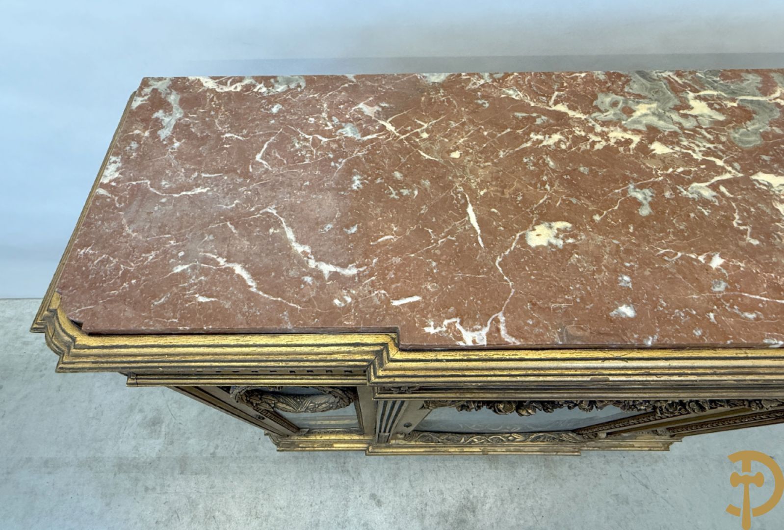 Vergulde Louis XVI vitrine met 3 deuren, cannelures en guirlandes - bovenaan met marmeren blad