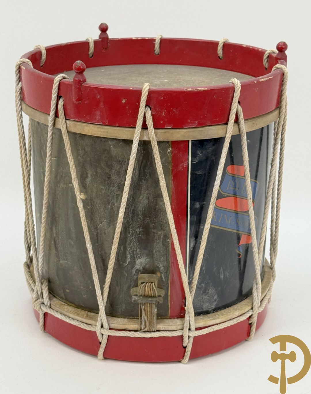 Antieke trommel met embleem van Malta Regiment, 1st. BN King