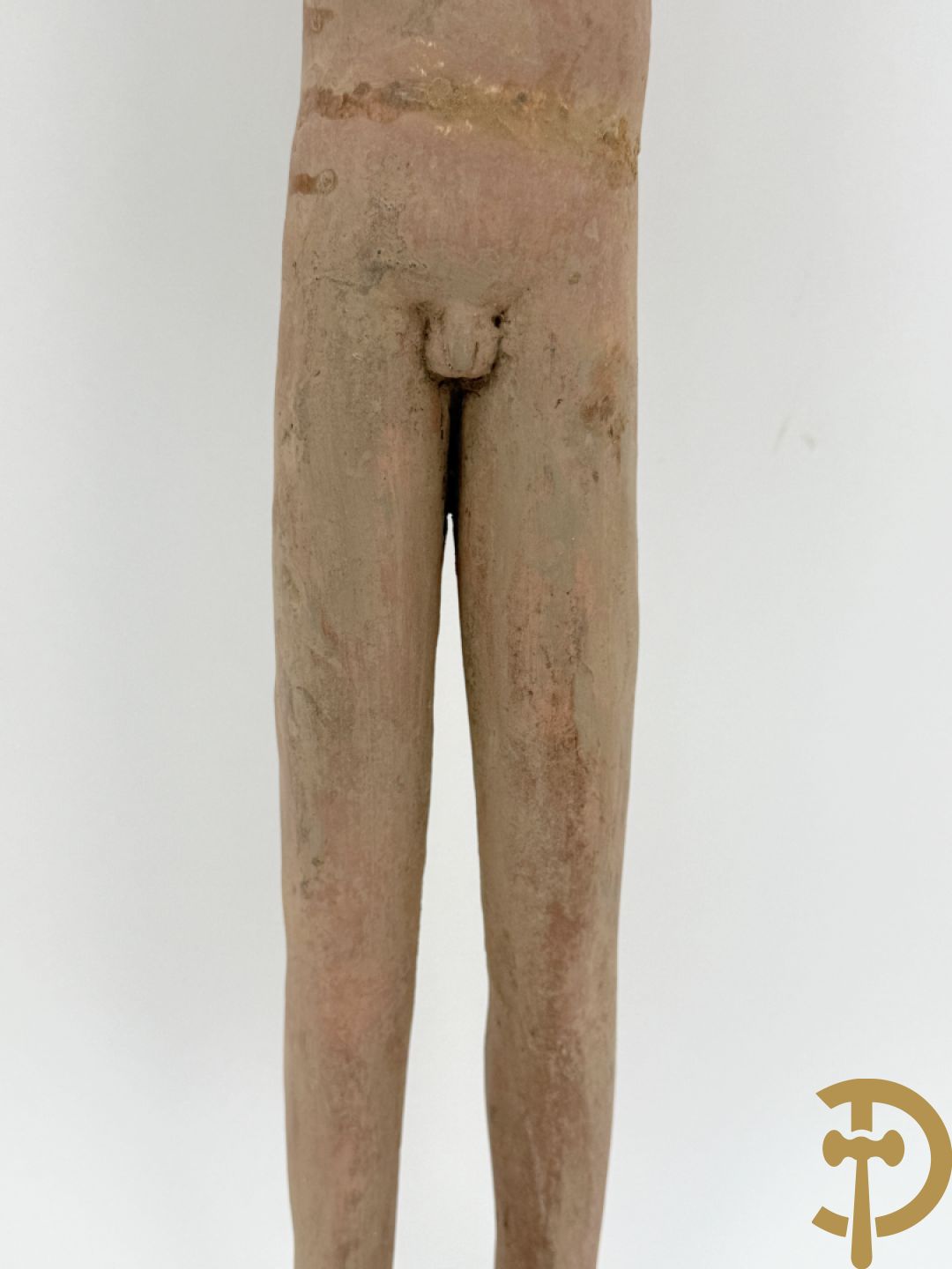 Terra cotta figuur van een Chinese staande man, Han dynastie, tussen 202 voor Christus en 240 na Christus, grafvondst uit Xian bij aanleg van de luchthaven