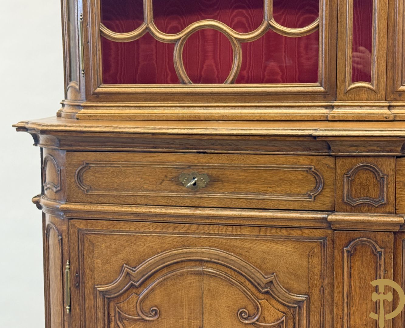 Massief eiken Luikse vitrinekast, boven met 2 beglaasde deuren en gebogen kop, Louis XV stijl, 18e