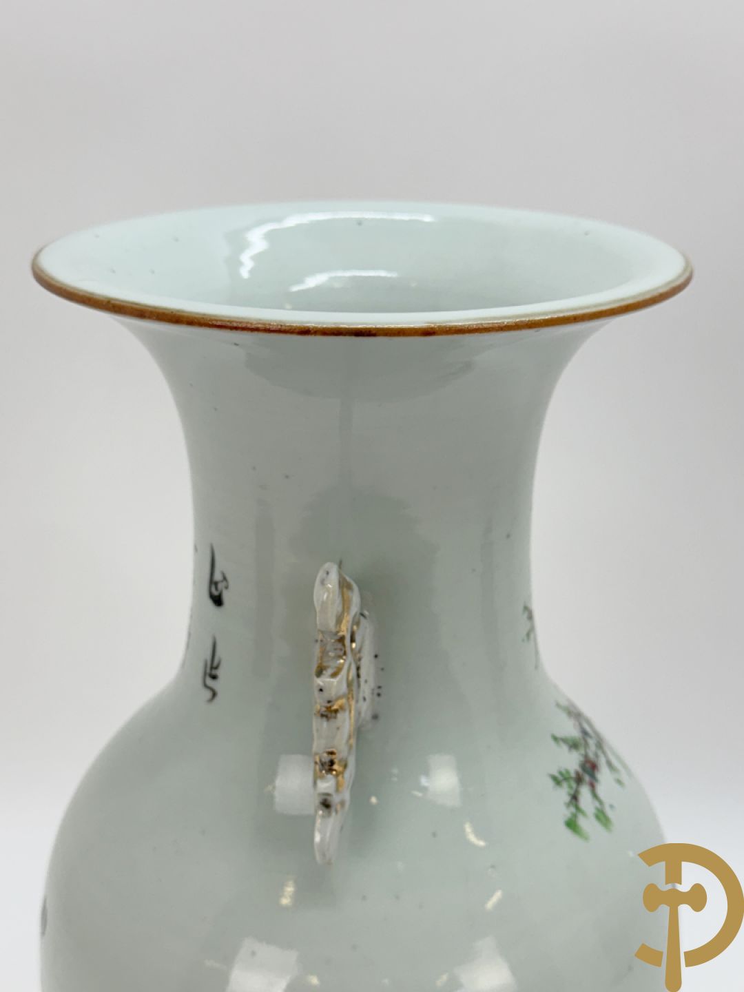 Chinese porseleinen vaas met decor van dames in landschap