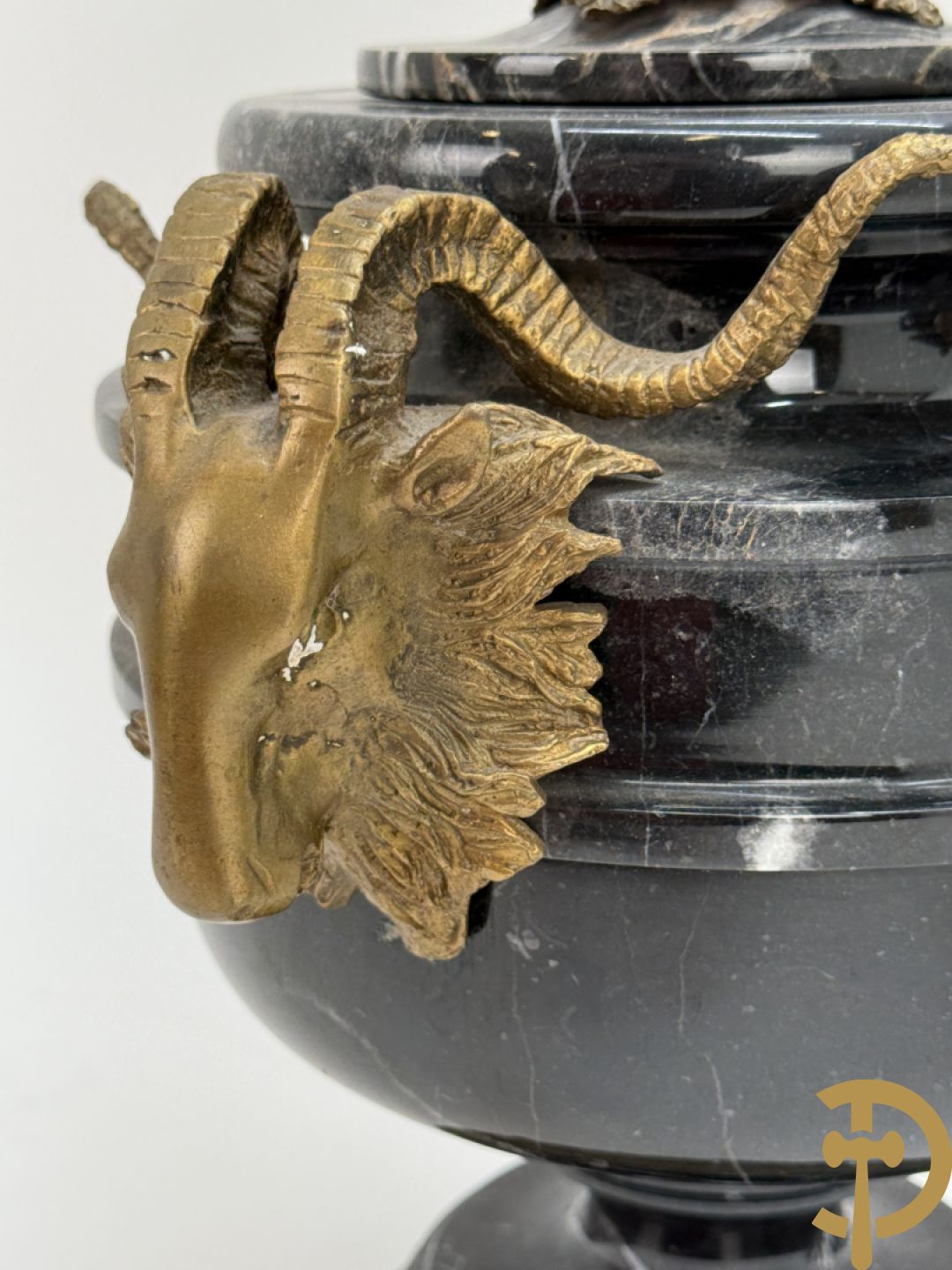 Paar marmeren cassolettes bezet met bronzen ramskoppen