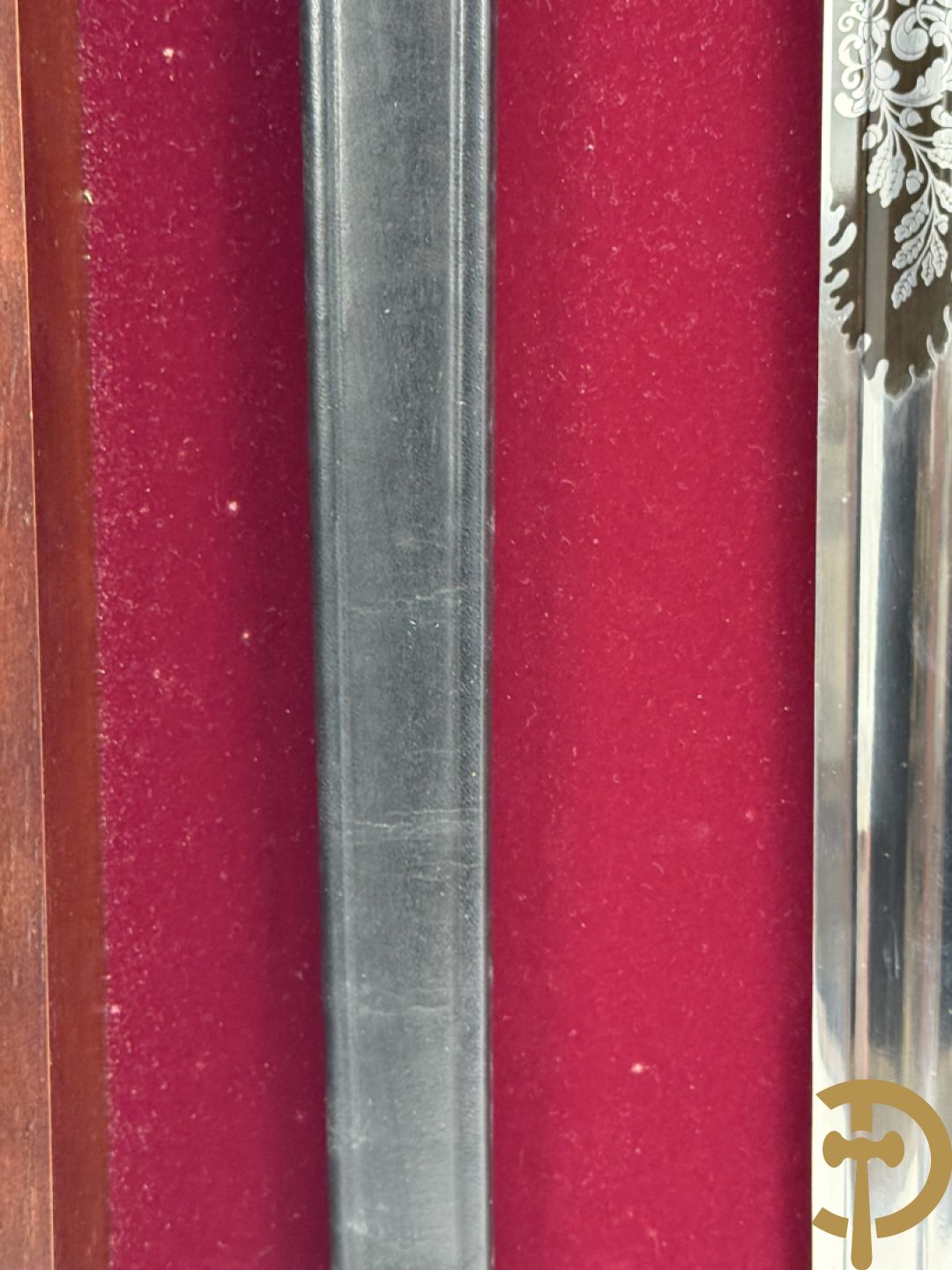 Der Hirschfänger, replica zwaard uitgegeven door Deutches Jagd und Fischereimuseum in een wandvitrine voorgesteld
