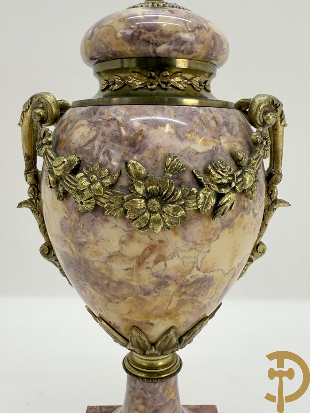 Paar marmeren cassolettes bezet met bronzen bloemenguirlandes