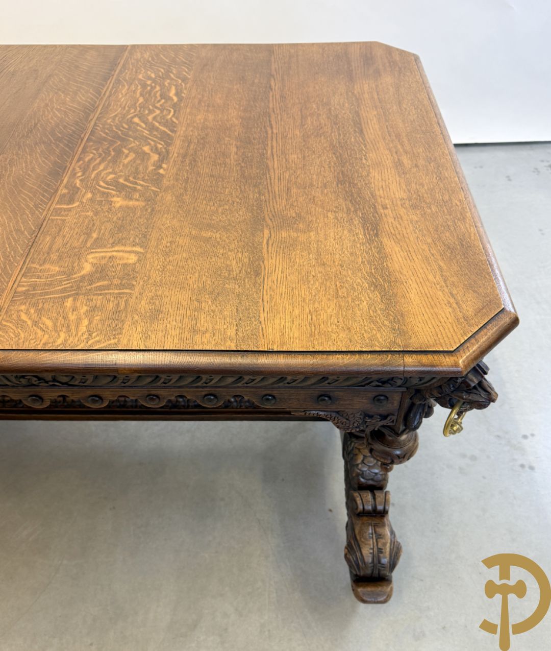 Massief eiken dolfijnetafel met knorrenlijst en leeuwenkoppen, Neo Renaissence stijl + 6 eiken stoelen met sculptuur
