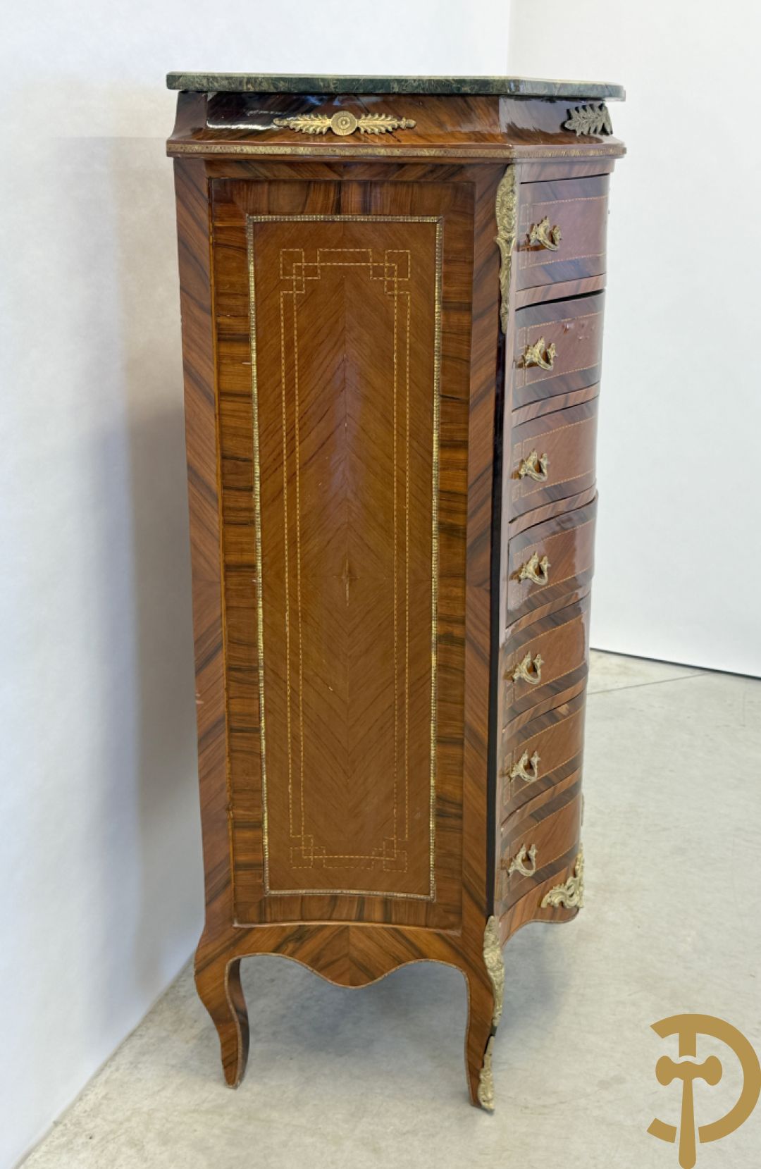 Notelaren gemarketteerde zevenladen kast met bronsbeslag, replica, jaren 