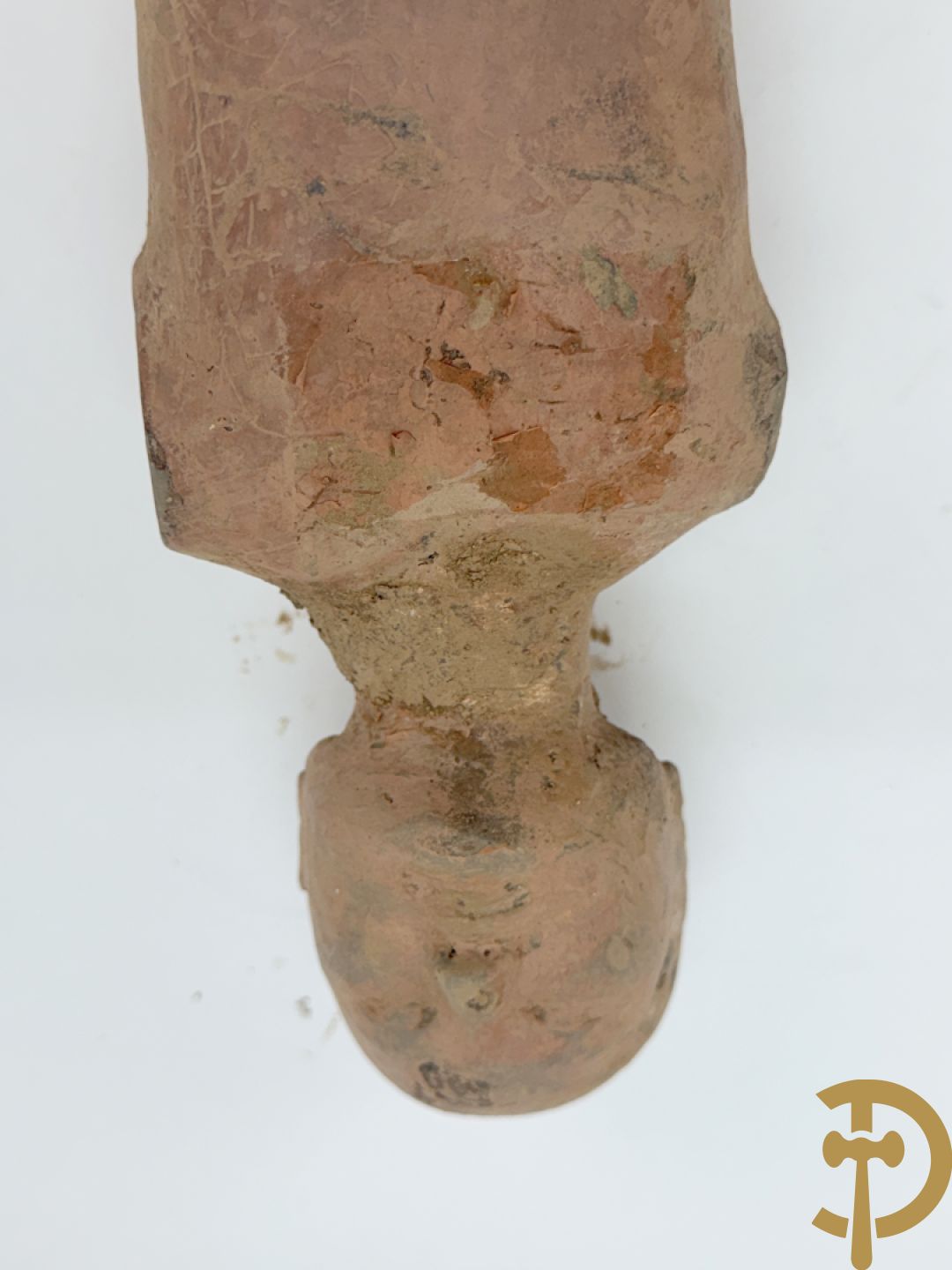 Terra cotta figuur van een Chinese staande man, Han dynastie, tussen 202 voor Christus en 240 na Christus, grafvondst uit Xian bij aanleg van de luchthaven