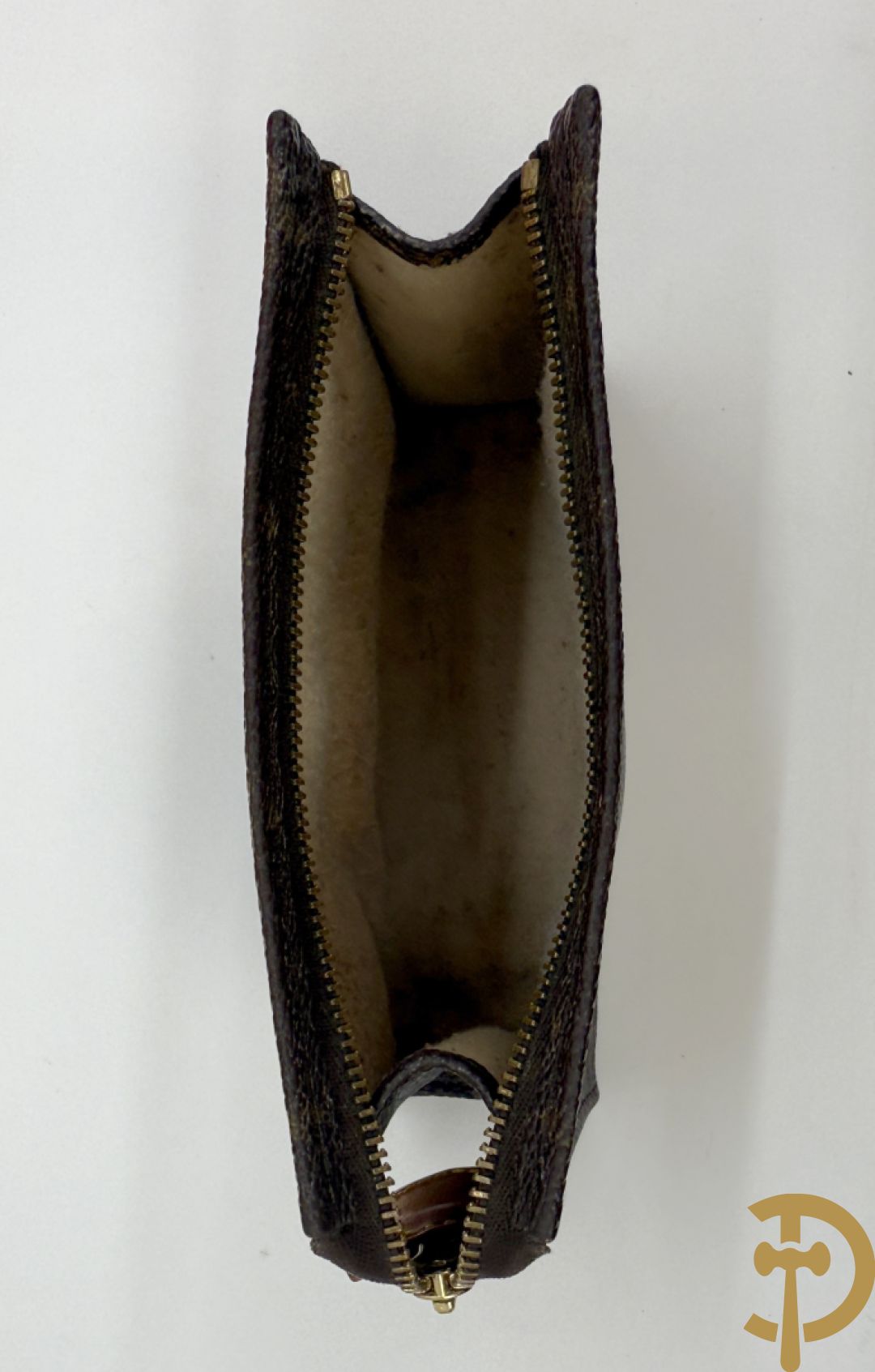 Elf lege doosjes van Hermes + Louis Vuitton sleutelhouder + kleine tas Louis Vuitton + herendassen w.o. Moschino, Zegna, Boss, Versace Gianni