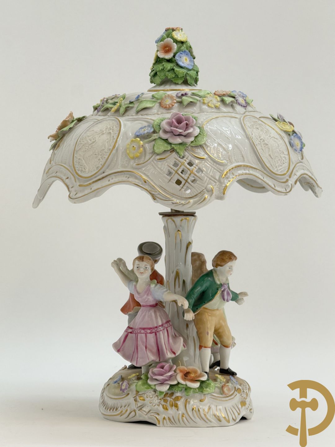 Porseleinen lampadaire met dansende figuren, bovenaan met porseleinen kap bezet met bloemmetjes