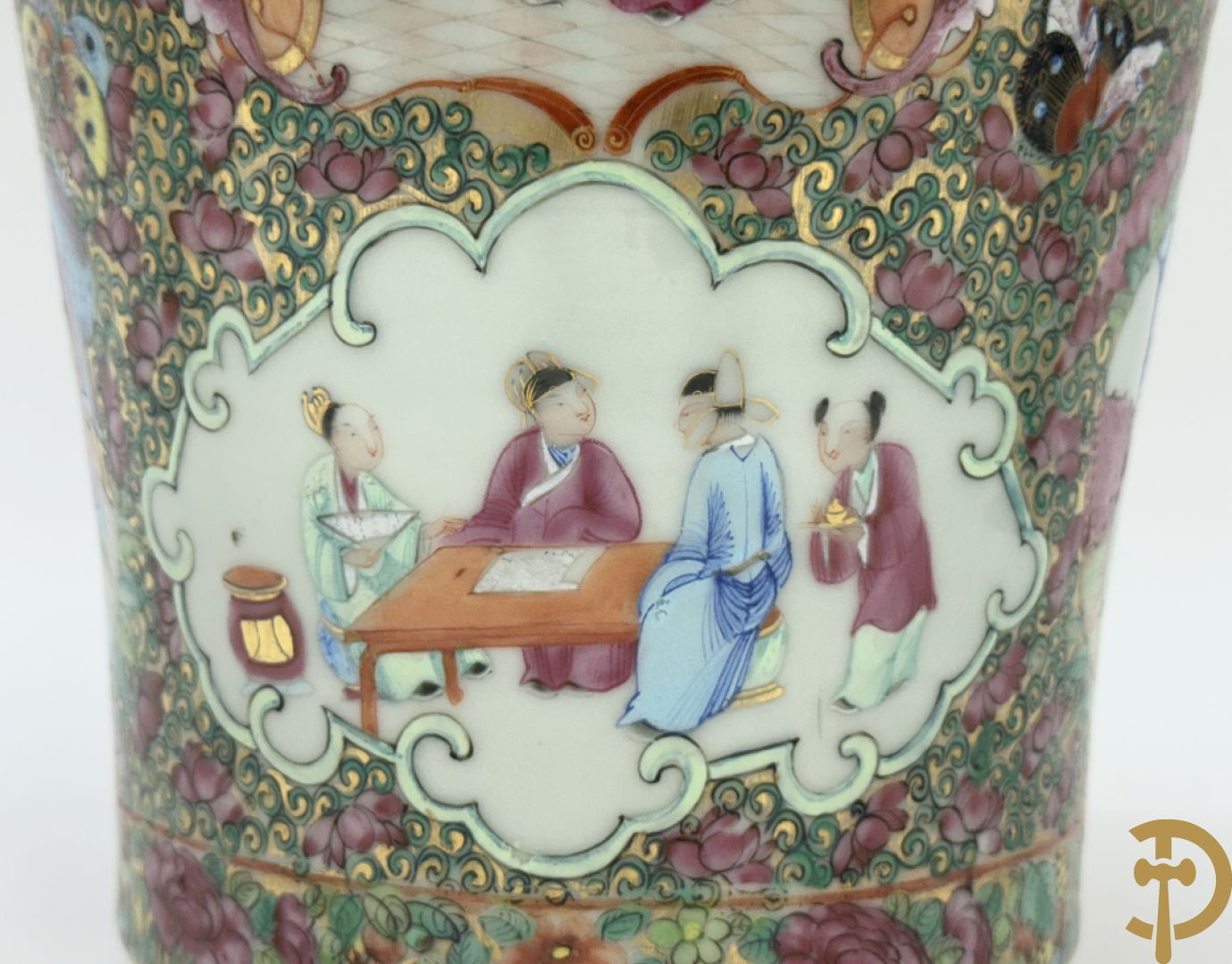 Paar Chinese porseleinen famille rose Kanton vazen met geanimeerd decor en zijdelings met fo honden