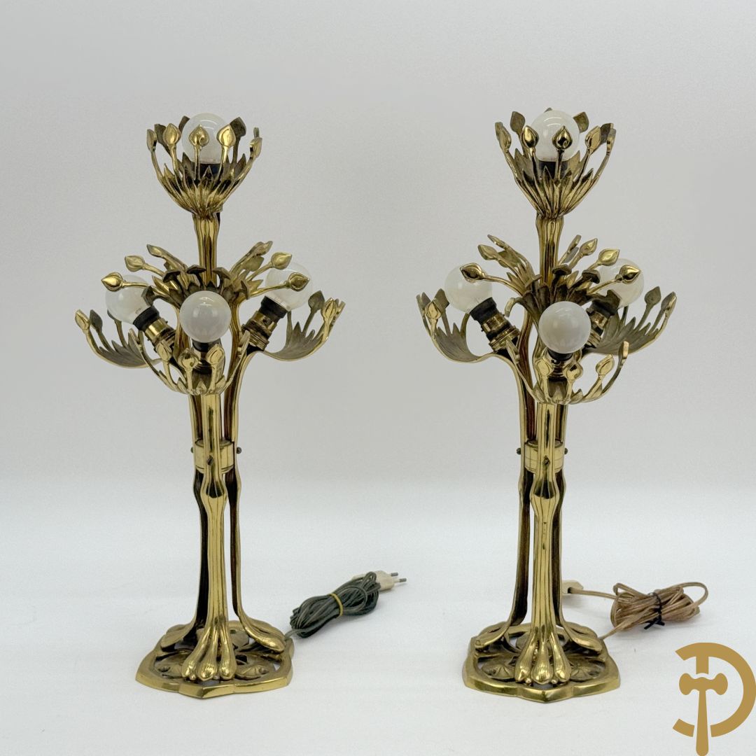 Paar koperen vierarmige lampen met gestyleerde bloemen-en plantenmotieven, Jugendstil