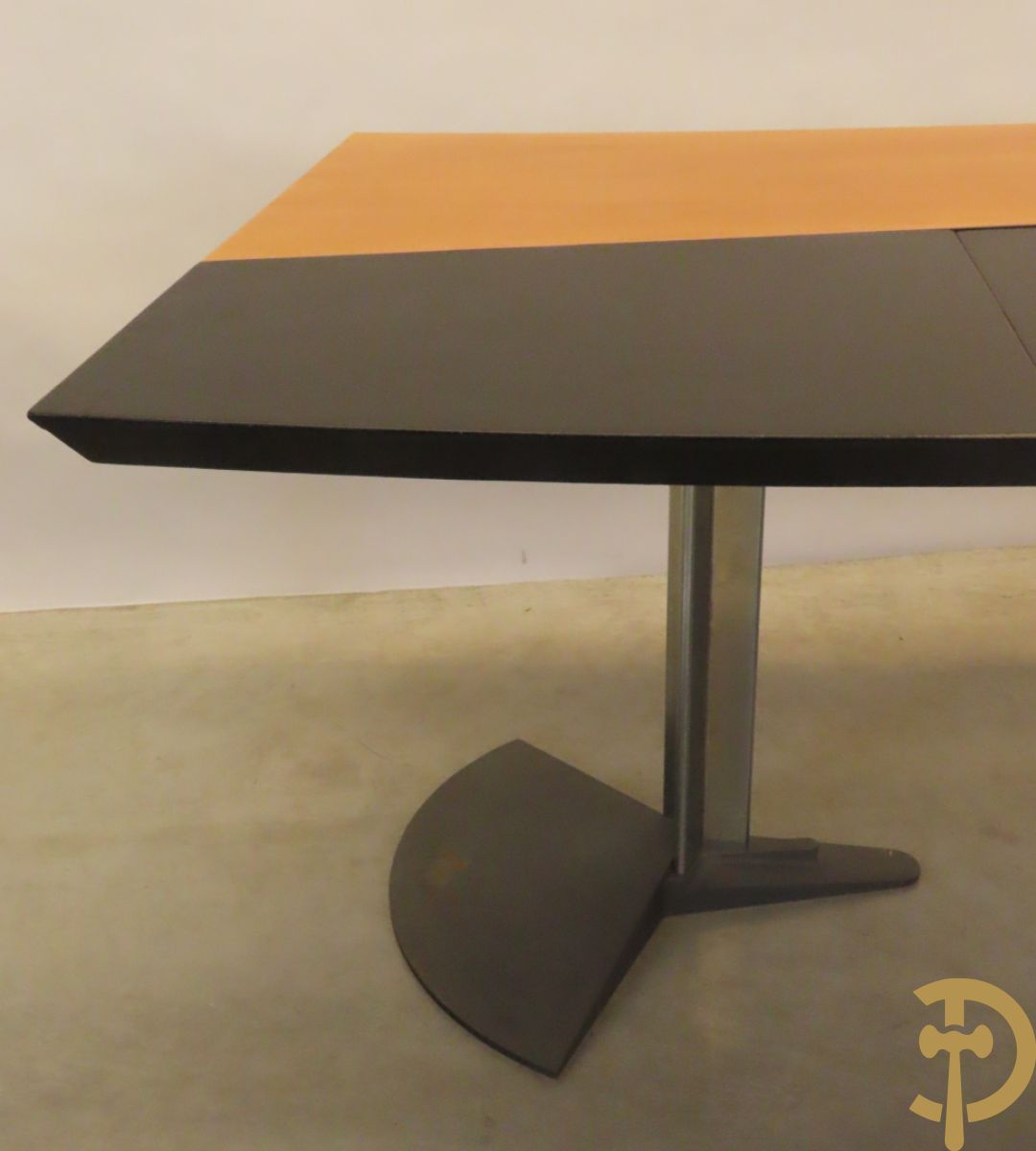 Designbureel met halfrond blad van notelaar met leder bekleed op gietijzeren onderstel met chromé afwerking