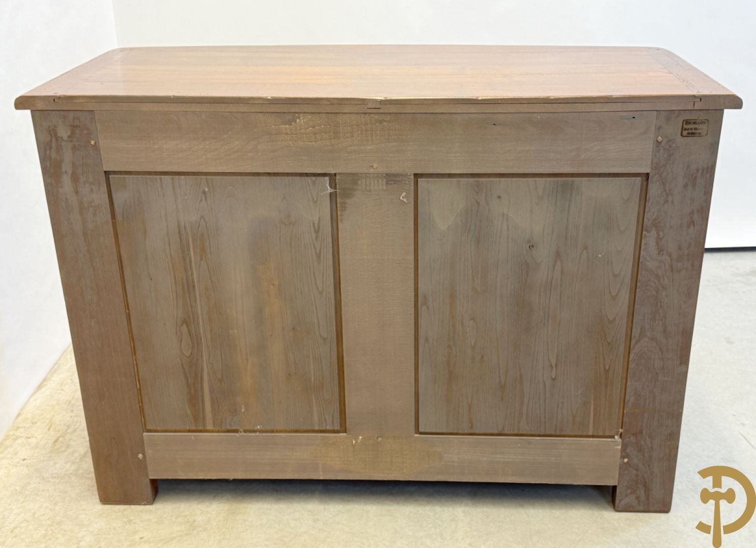 Gebogen kerselaren vierladencommode met koperen Louis XV trekkers, achteraan geëstampilleerd Richelieu Art & Meubels de France